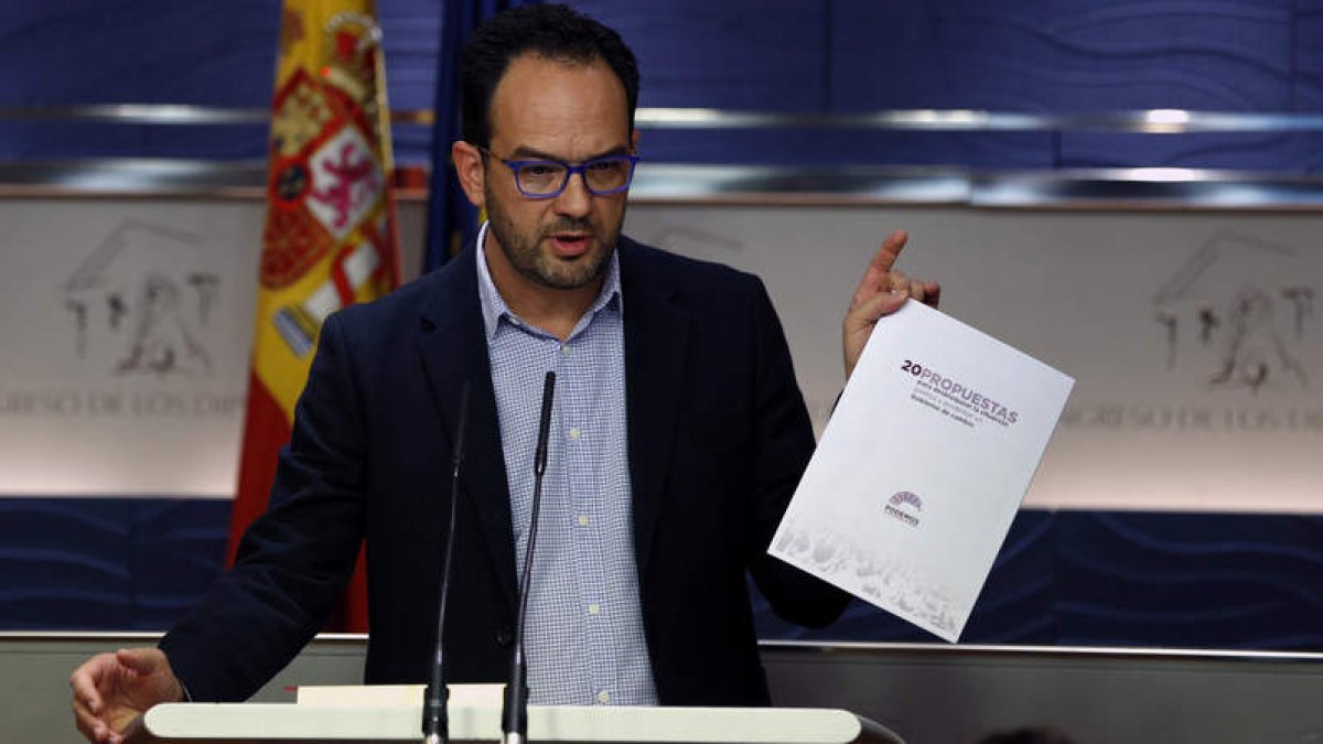 El portavoz parlamentario del PSOE, Antonio Hernando, durante la rueda de prensa que ofreció ayer en el Congreso. JAVIER LIZÓN