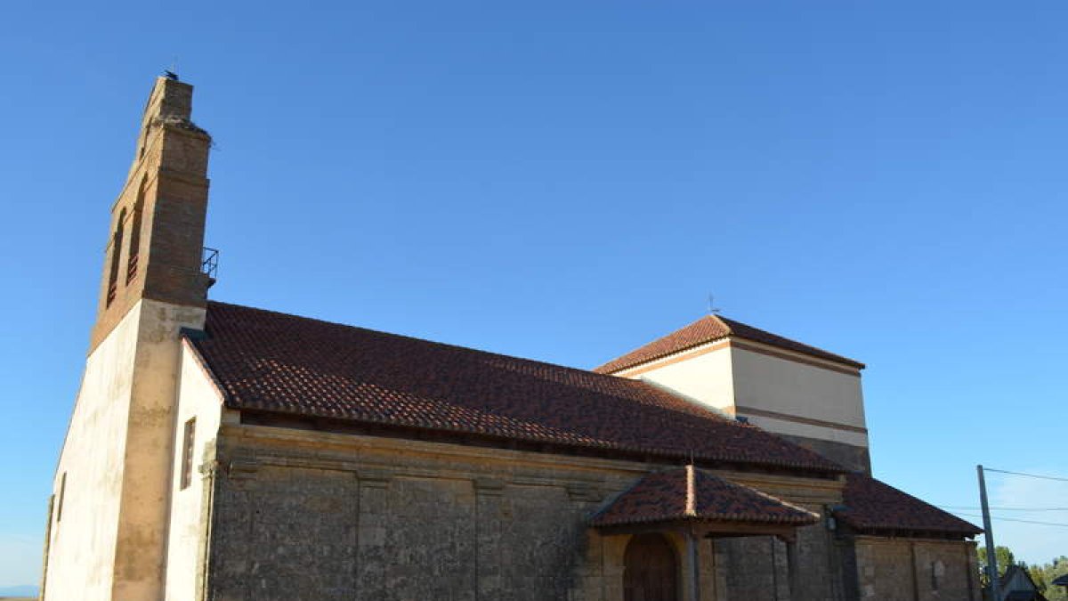 Imagen exterior de la iglesia de Valdesaz de los Oteros, que cuenta con artesonado mudéjar. MEDINA