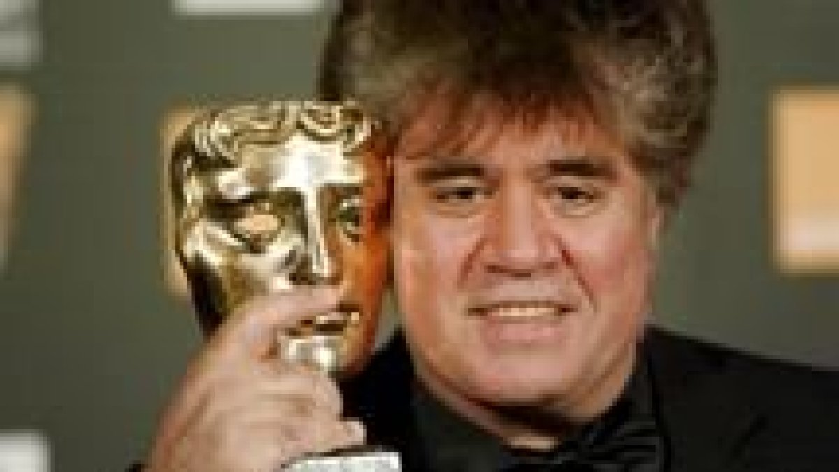 Pedro Almodóvar, emocionado ayer tras recibir el César a la mejor película europea