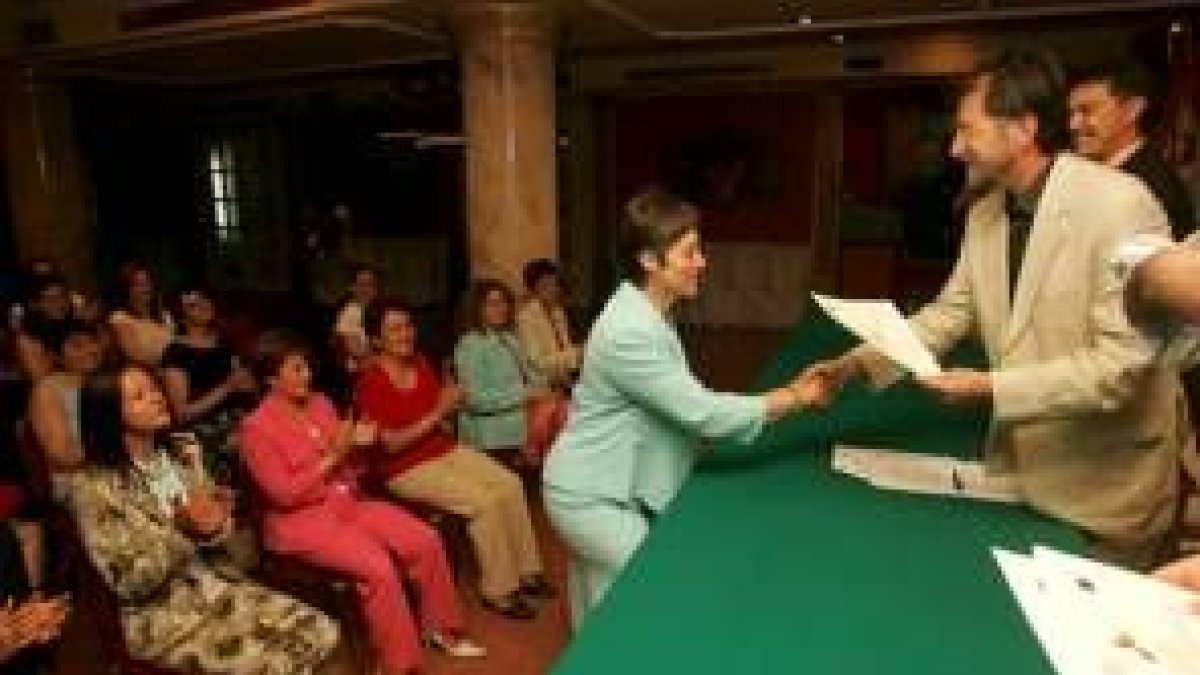 El gerente de empleo de León, Francisco Javier Otazú, entregó los diplomas a las alumnas