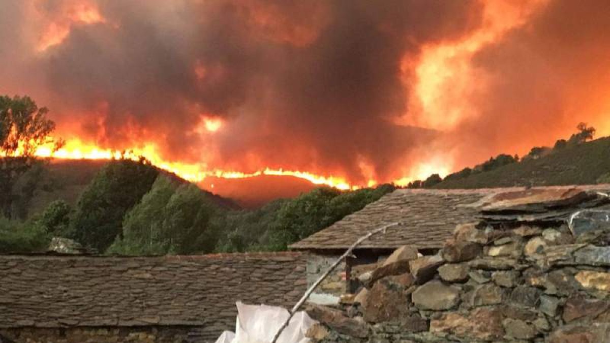 Uno de los frentes de fuego visto desde la localidad de Truchillas. DL