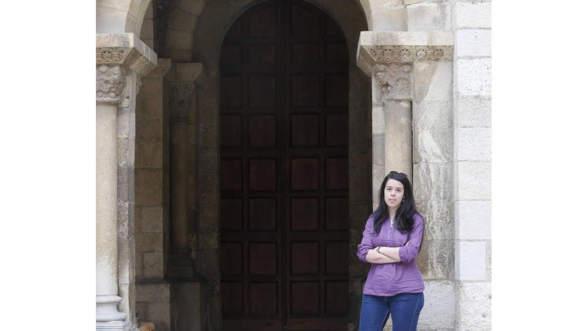 Elvira Guerra López en el Claustro de San Isidoro.