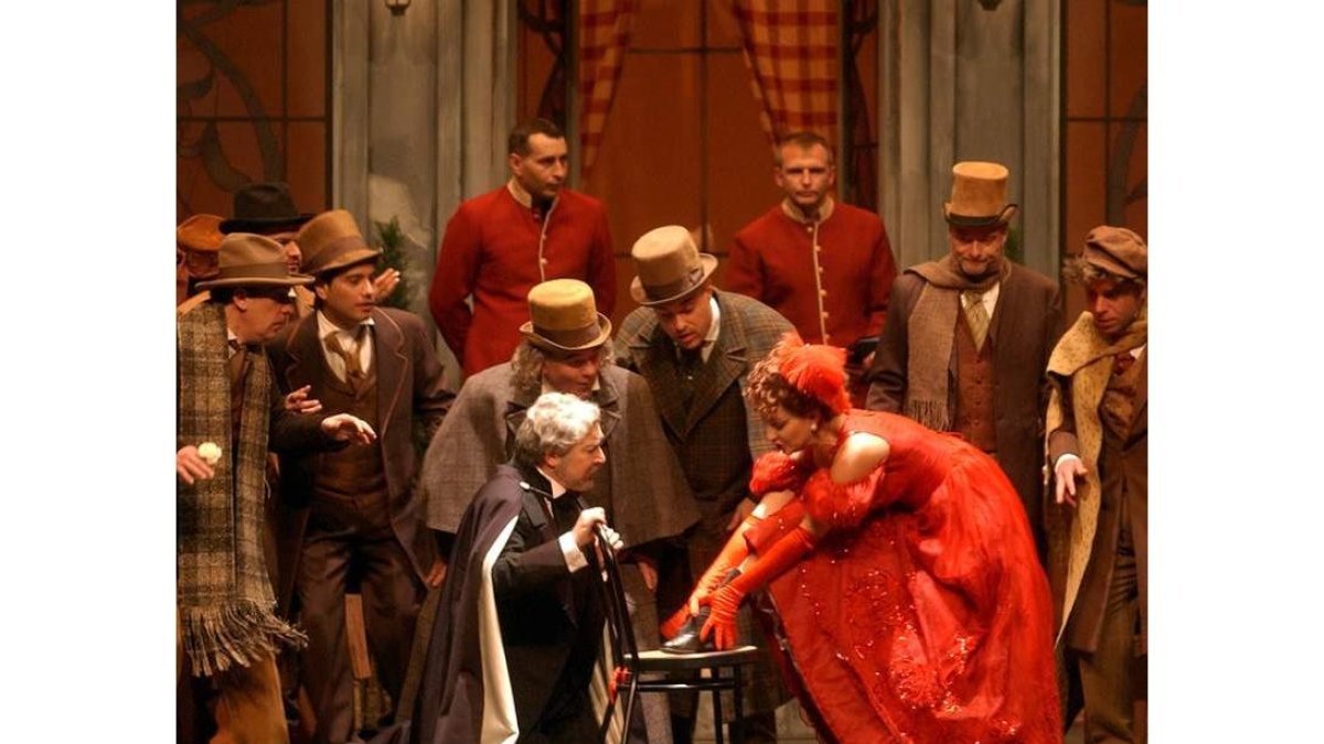 La compañía Ópera 2001 en una escena de la célebre ópera de Puccini ‘La Bohéme’, que hoy llega a León. ÓPERA 2001