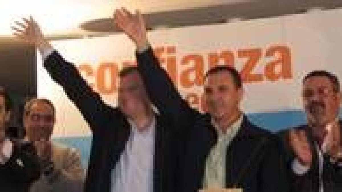 Los candidatos Silván y Panero saludan al público que llenó el salón del Infanta Cristina