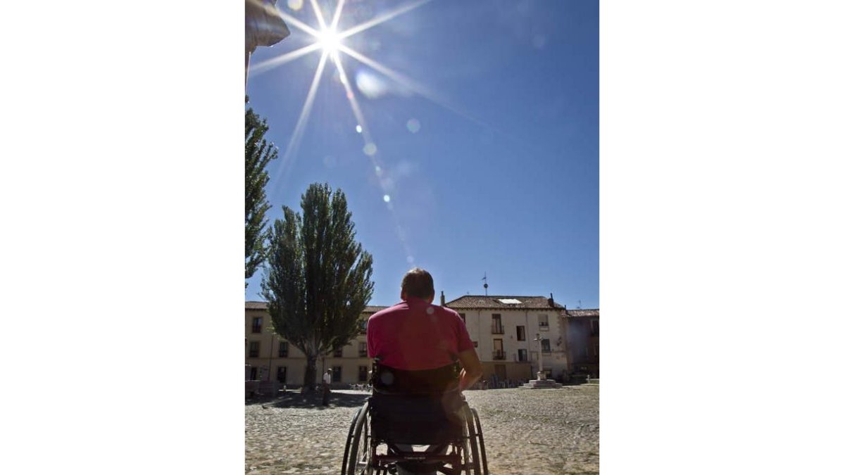 José Manuel González Pozo ante la Plaza del Grano en el escalón que le impide acceder a ella. SARA CAMPOS