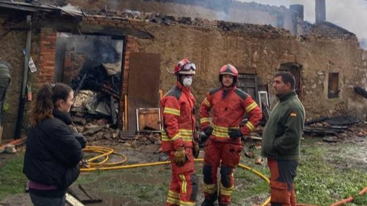 Los bomberos en el incendio en Puente Almuhey. DL