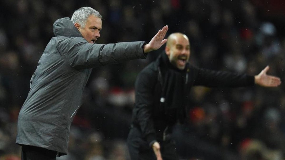 Mourinho y Guardiola dan instrucciones en el derbi.