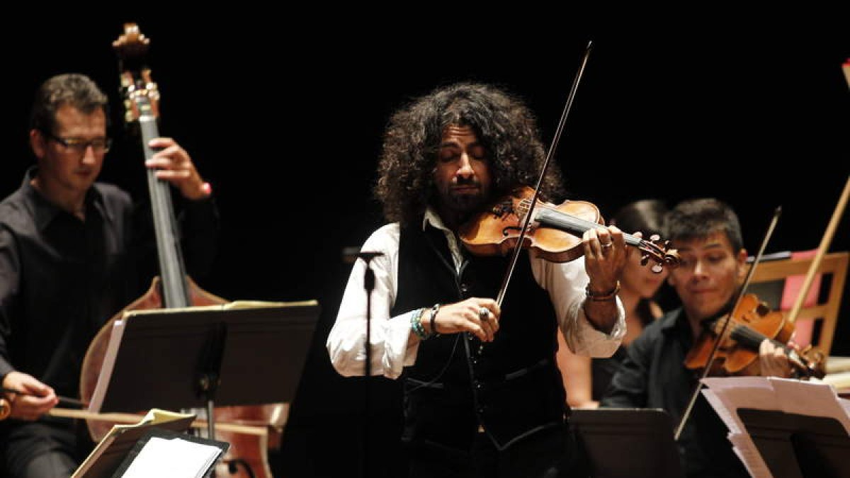 Imagen de archivo del violinista de origen armenio Ara Malikian durante un concierto en León.