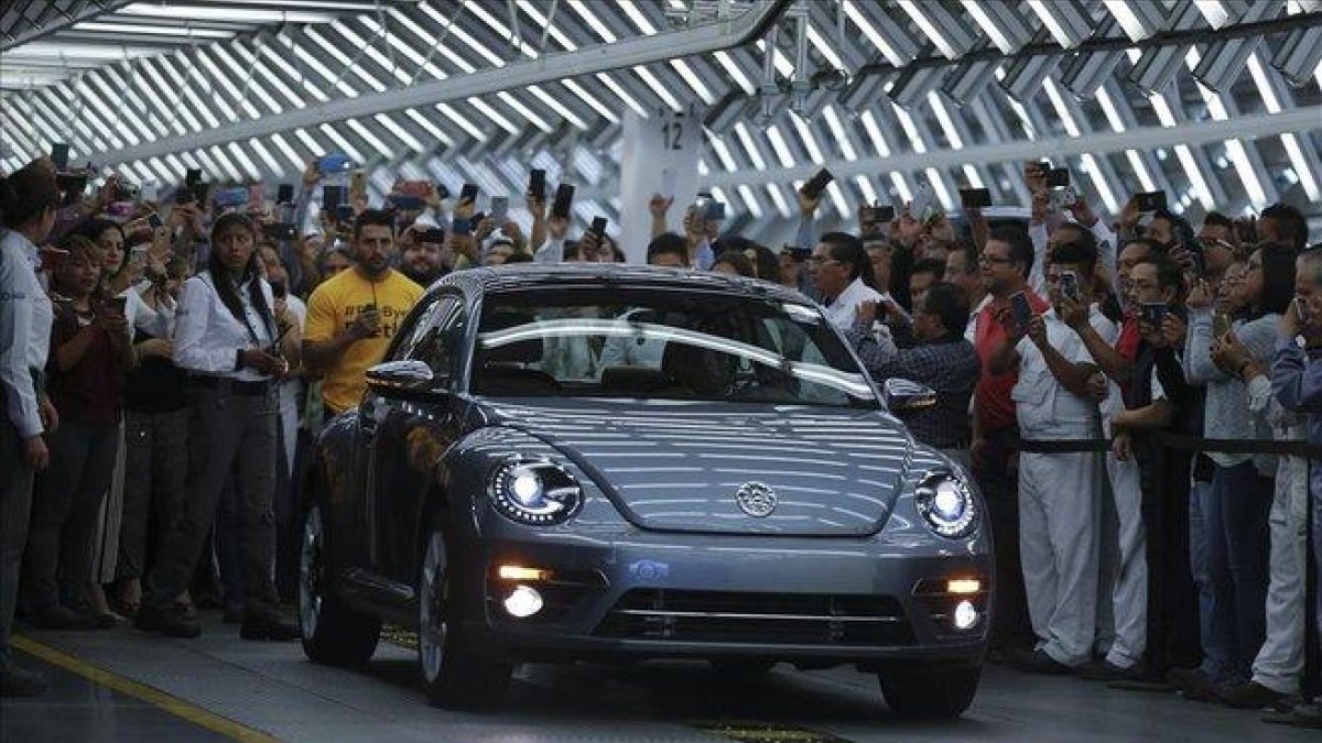 El último Volkswagen Escarabajo sale de la planta de producción en Puebla, México.
