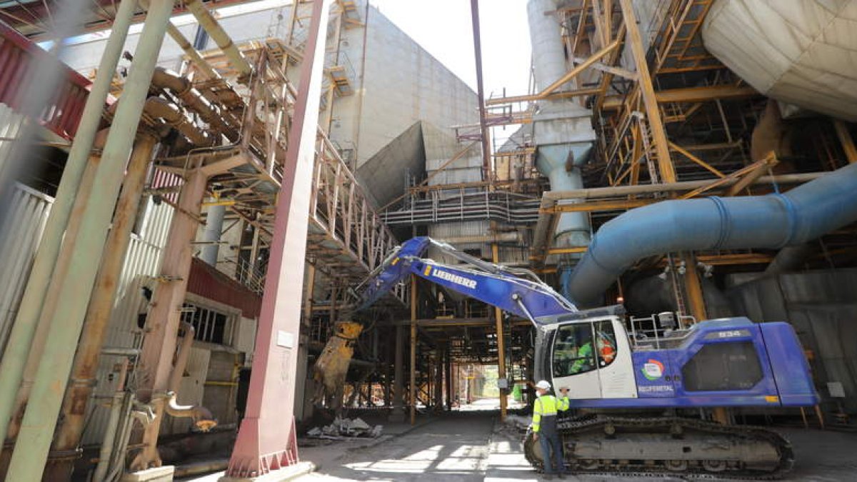 Trabajos de demolición de la central térmica de Cubillos del Sil, donde se asentará la nueva planta de reciclaje de baterías. L. DE LA MATA