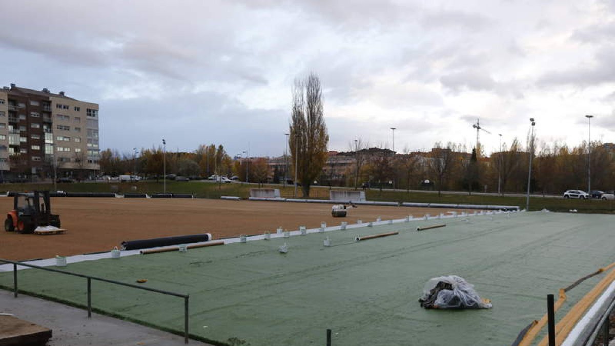 El campo de fútbol del Atlético Pinilla ya comienza a cubrirse de césped artificial. MARCIANO PÉREZ