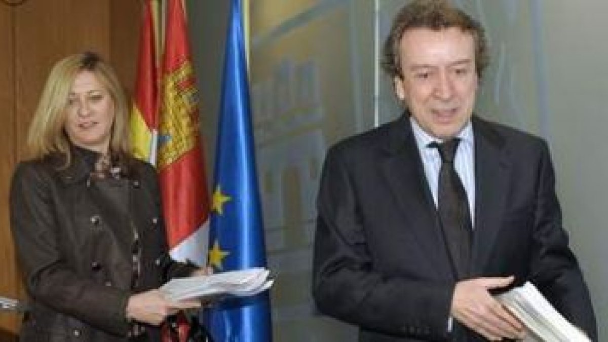 Pilar del Olmo y José Antonio de Santiago Juárez, momentos antes de la presentación de la Agenda de