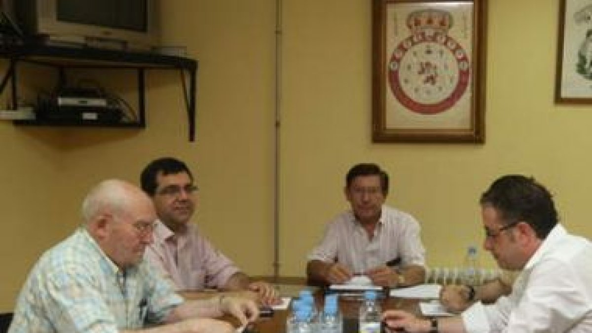 Emilio Guereñu, segundo por la izquierda, durante una reunión con el consejo de la Cultural que pres