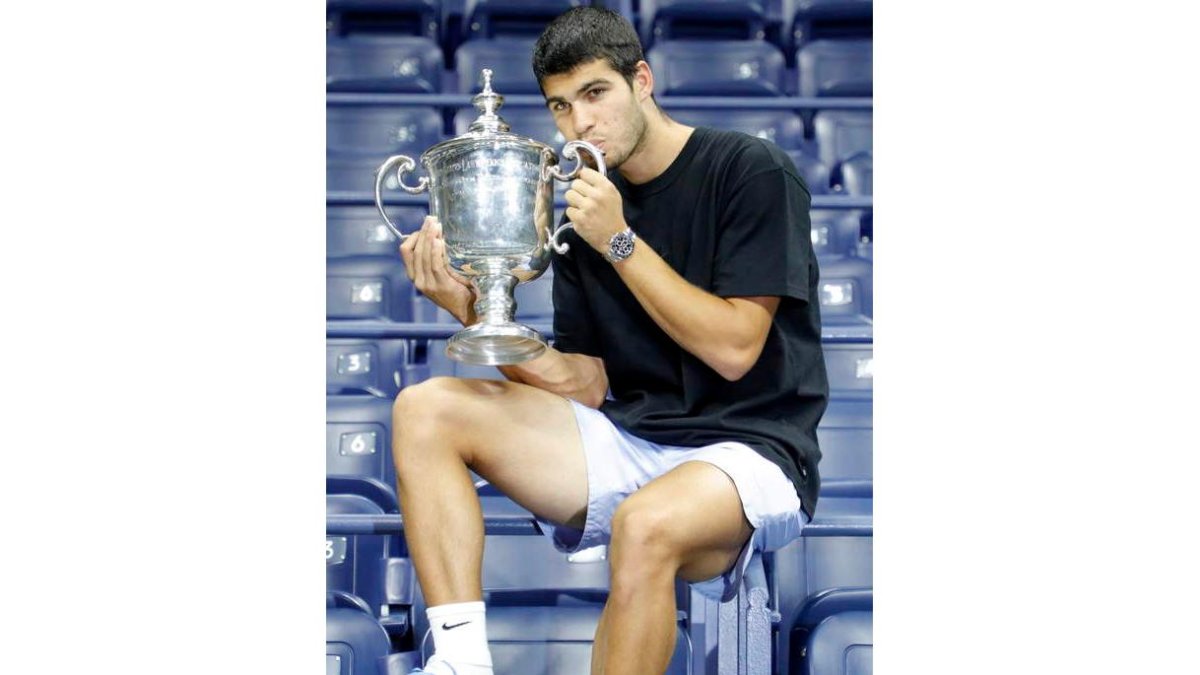 Carlos Alcaraz posa con el trofeo que le acredita como campeón del US Open. JASON SZENES