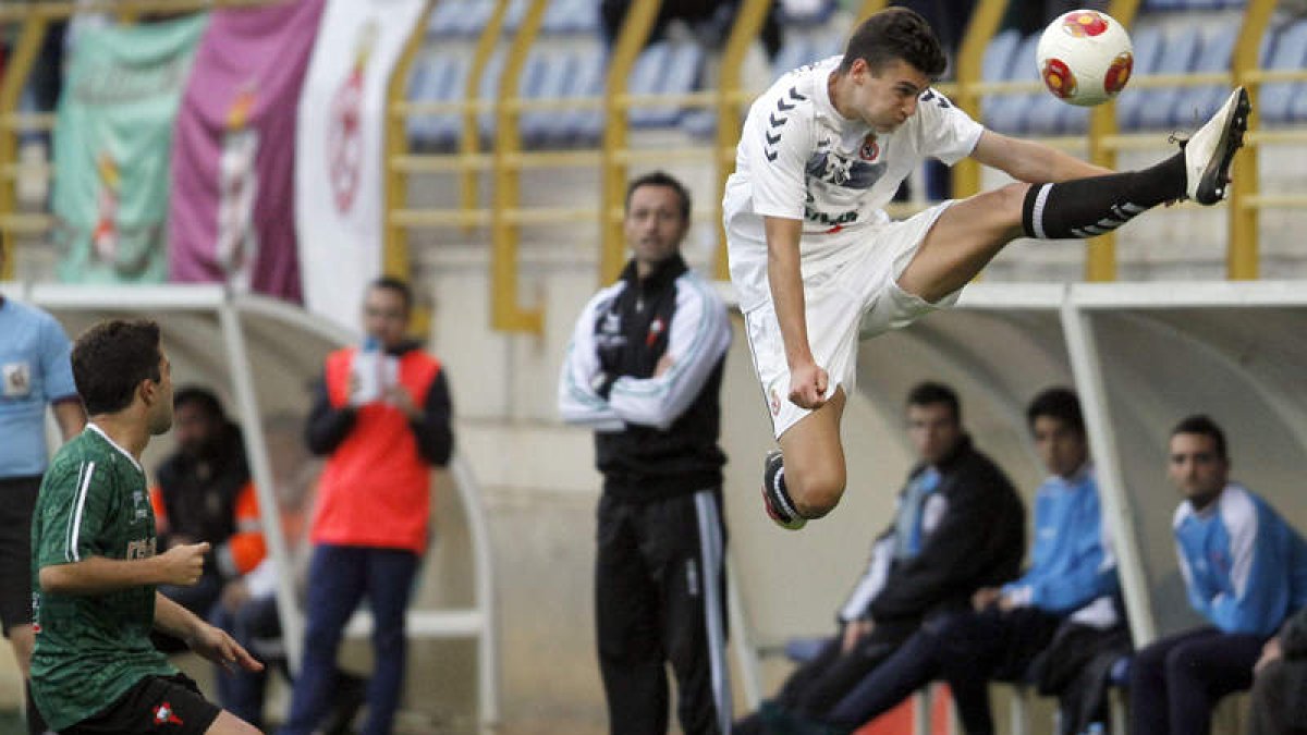 El culturalista Gonzalo puso empeño ante el Racing, aunque apenas apareció en la medular.