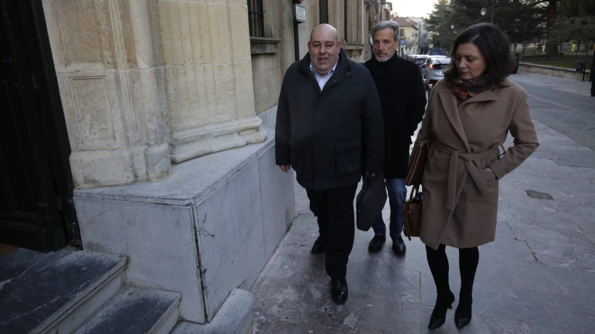 Pedro Muñoz llega a la Audiencia Provincial. FERNANDO OTERO