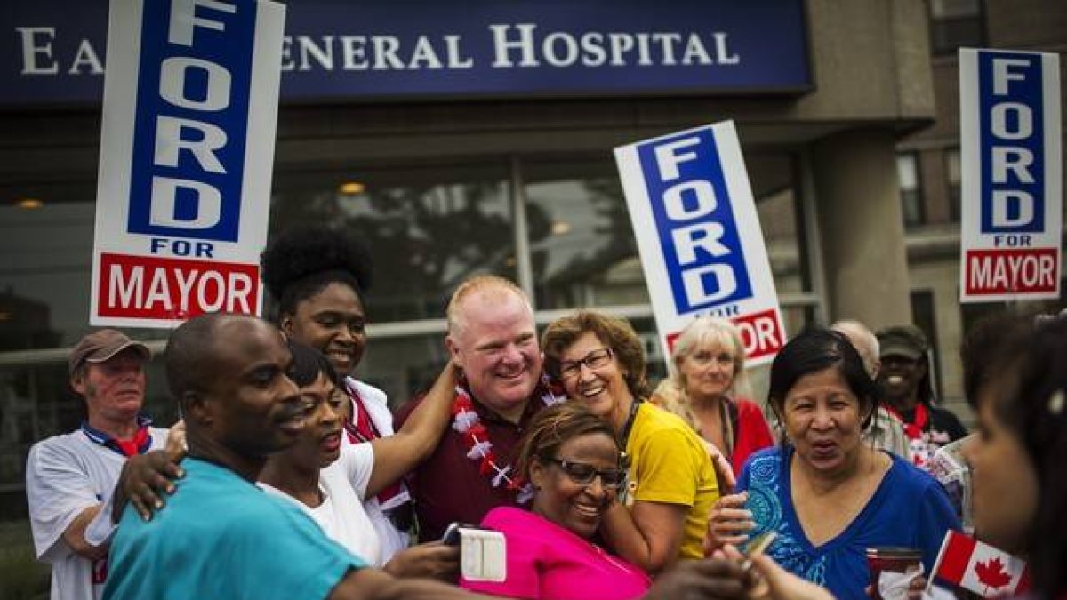 El alcalde de Toronto, Rob Ford, con ciudadanos en su primer acto público tras su tratamiento para salir de las drogas.