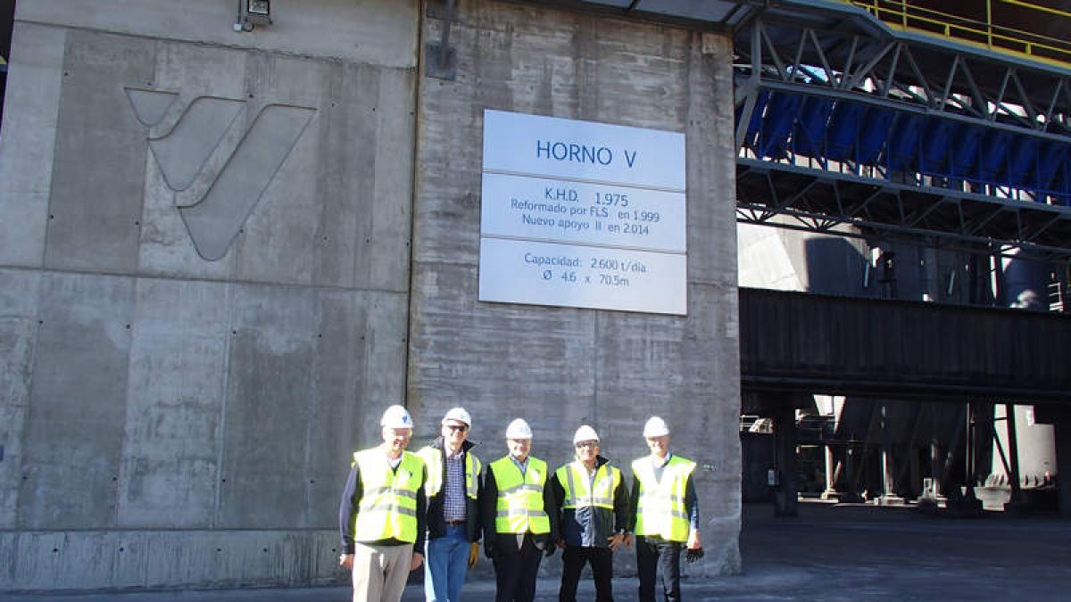 Los directivos del grupo Votorantim y de la factoría berciana en las instalaciones de Toral.