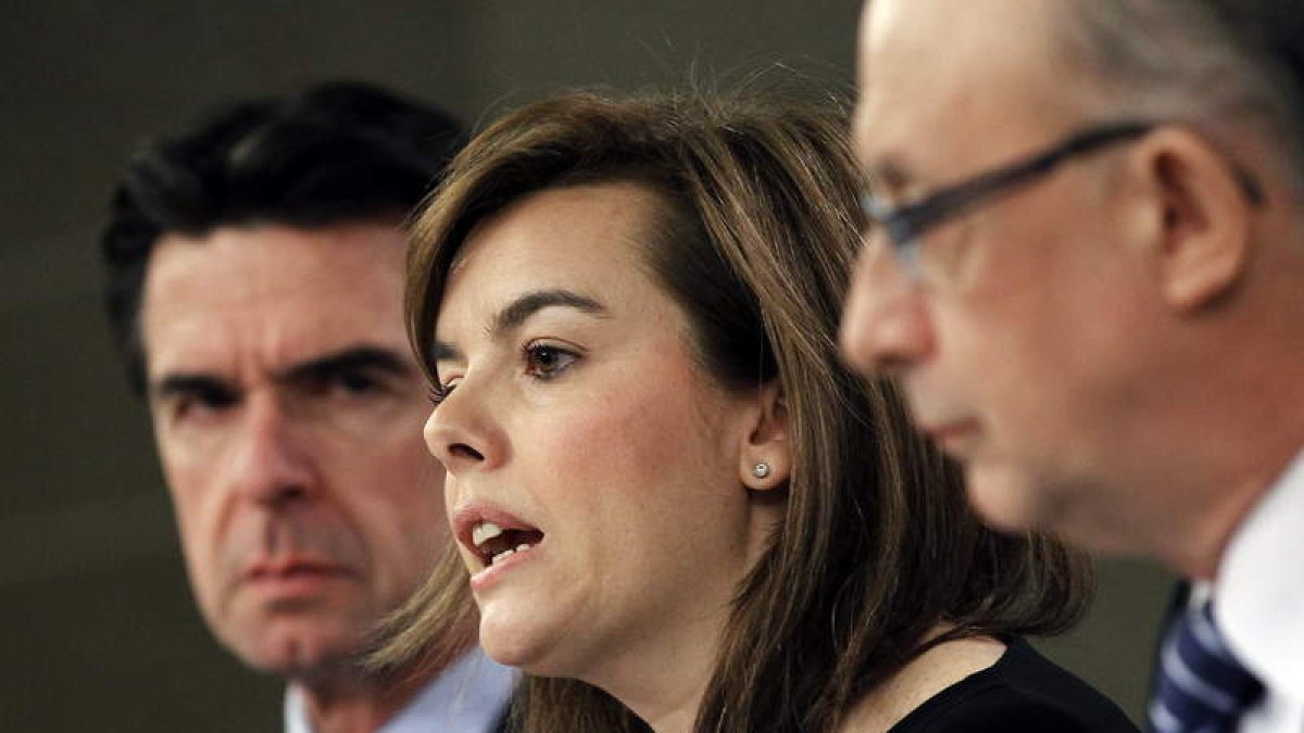 El ministro Soria, la vicepresidenta, quien se refirió a la cuestión catalana, y el titular de Hacienda, Montoro.