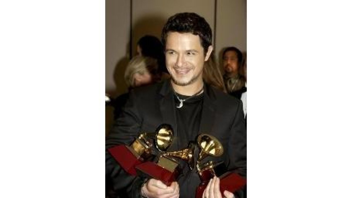 El cantante español Alejandro Sanz sostiene los tres Grammy