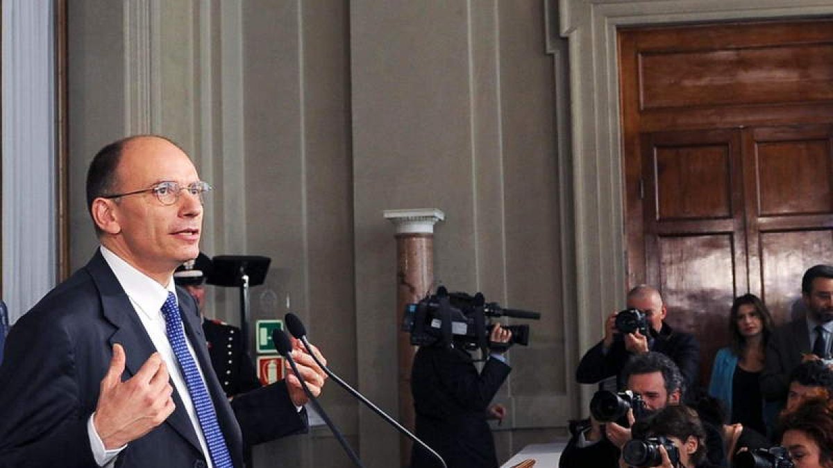 El vicesecretario del PD, Enrico Letta, se dirige a los medios tras su reunión con Napolitano.