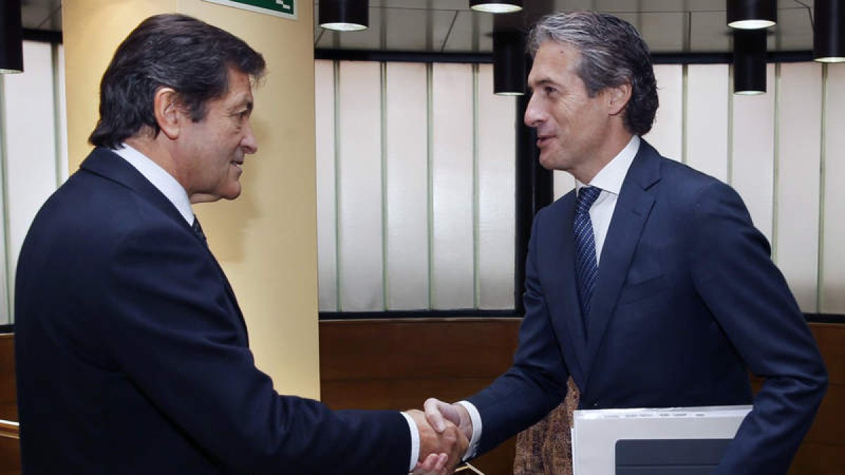 Javier Fernández saluda, ayer, a Íñigo de la Serna a su llegada a la sede del Principado en Oviedo. EFE