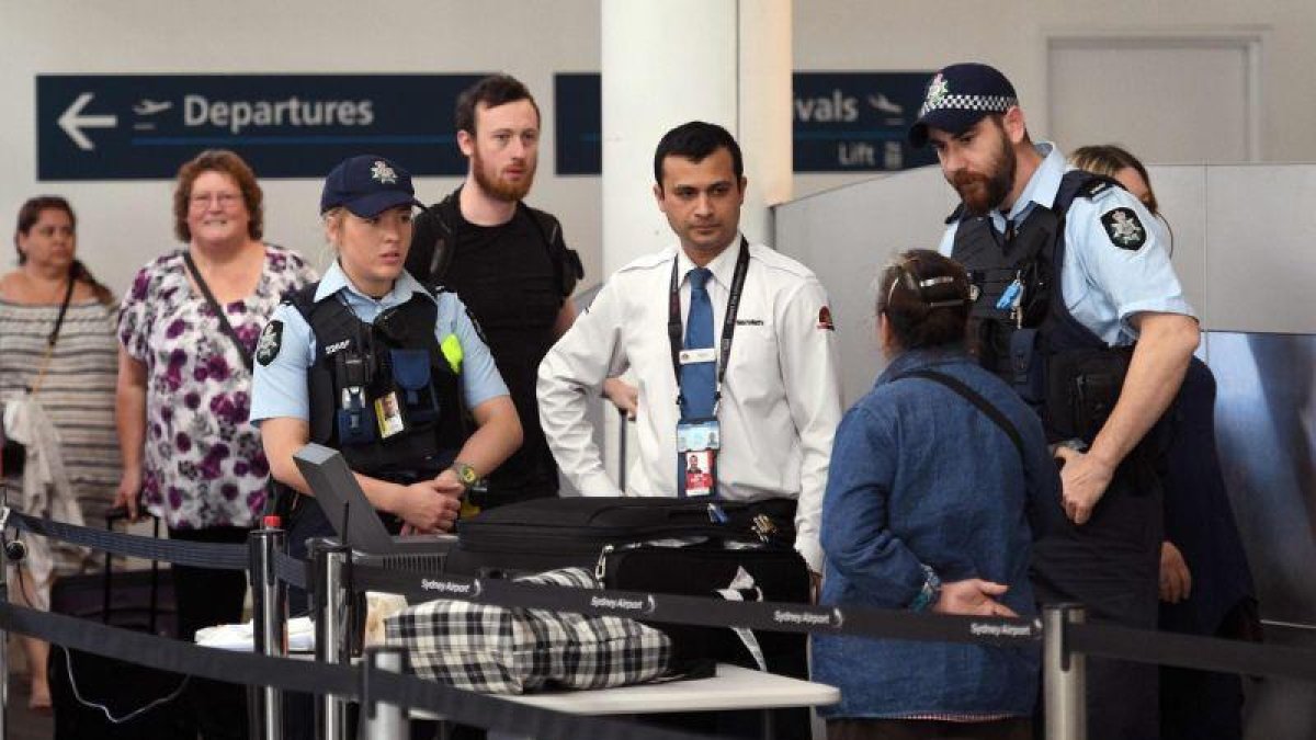La policía realiza un control de pasajeros en el aeropuerto de Sídney.