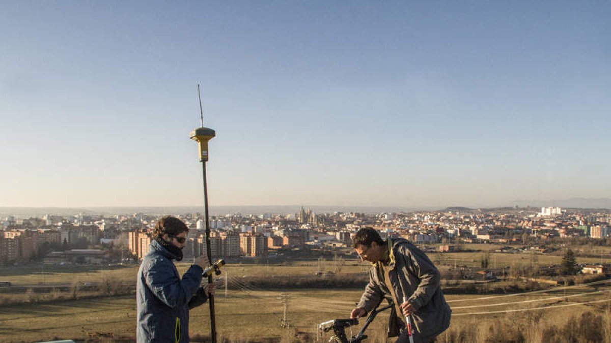 Diego Franganillo y Javier Valles Iriso pasando el georradar por el Castrum Iudeorum de Puente Castro (también en la foto de la derecha). DL