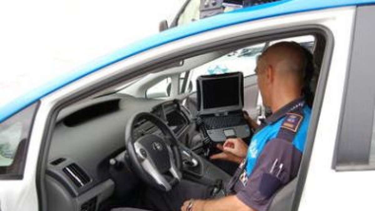 Los policías locales prueban el nuevo sistema Eurocop Móvil.