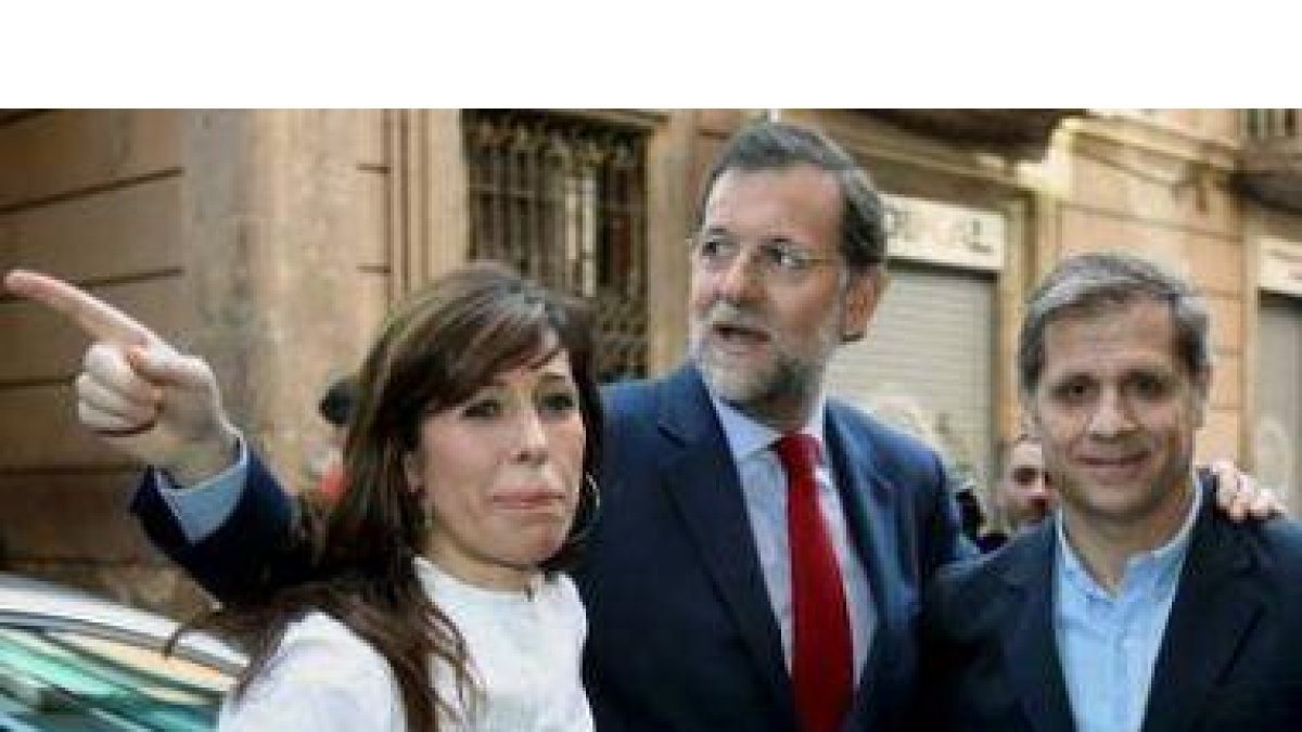 Alicia Sánchez-Camacho, Rajoy y el concejal popular Alberto Fernández Díaz, ayer en Barcelona.