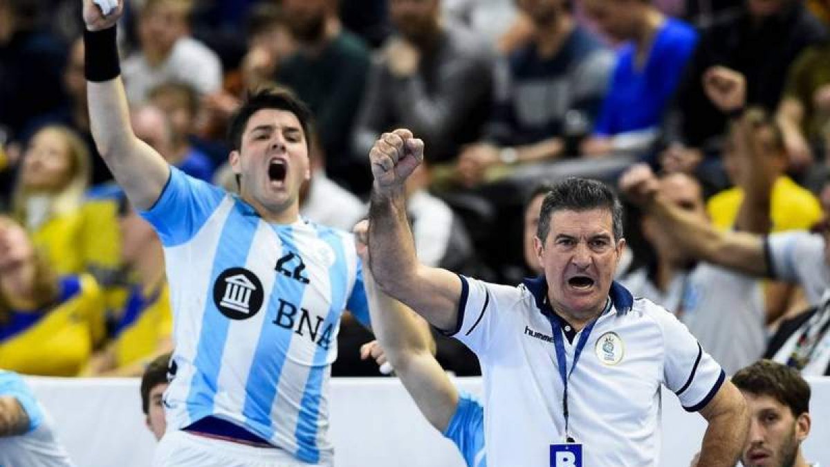 El entrenador del Abanca Ademar, Manolo Cadenas, con la selección de Argentina. EFE