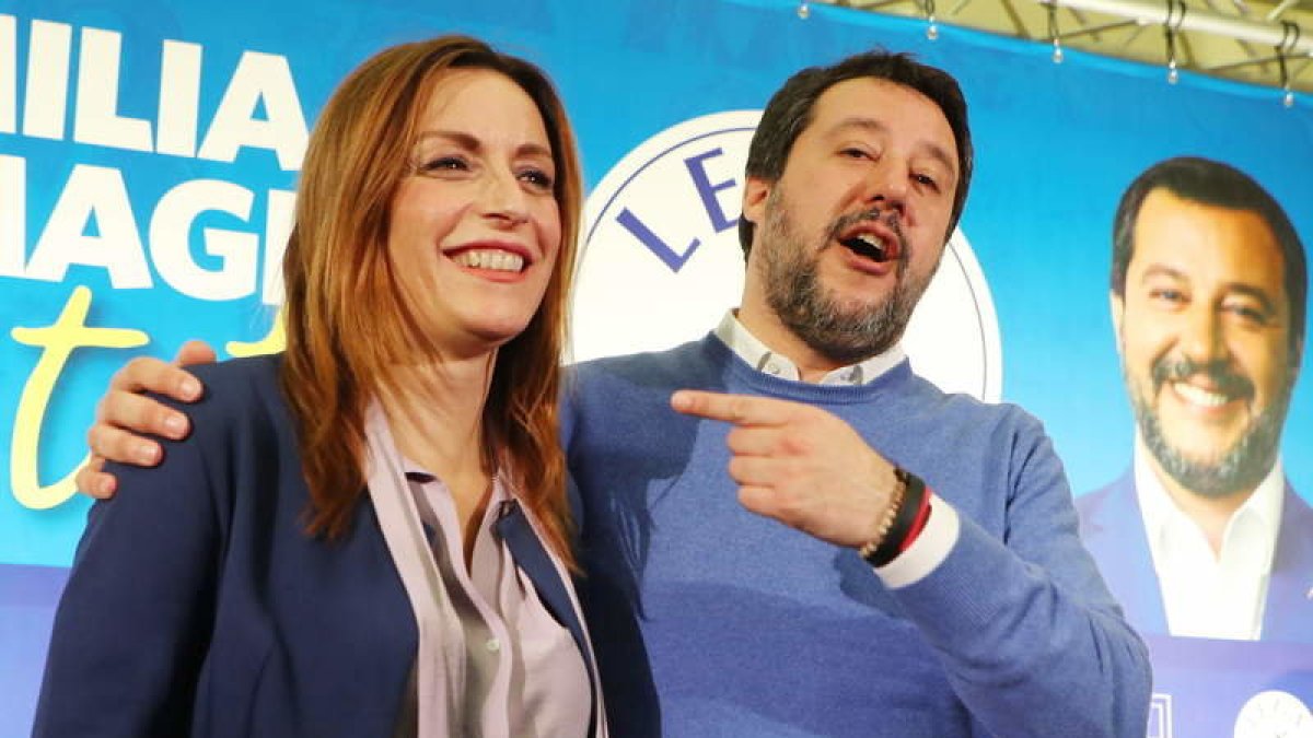 Lucia Borgonzoni y Matteo Salvini en una comparecencia ante la prensa.