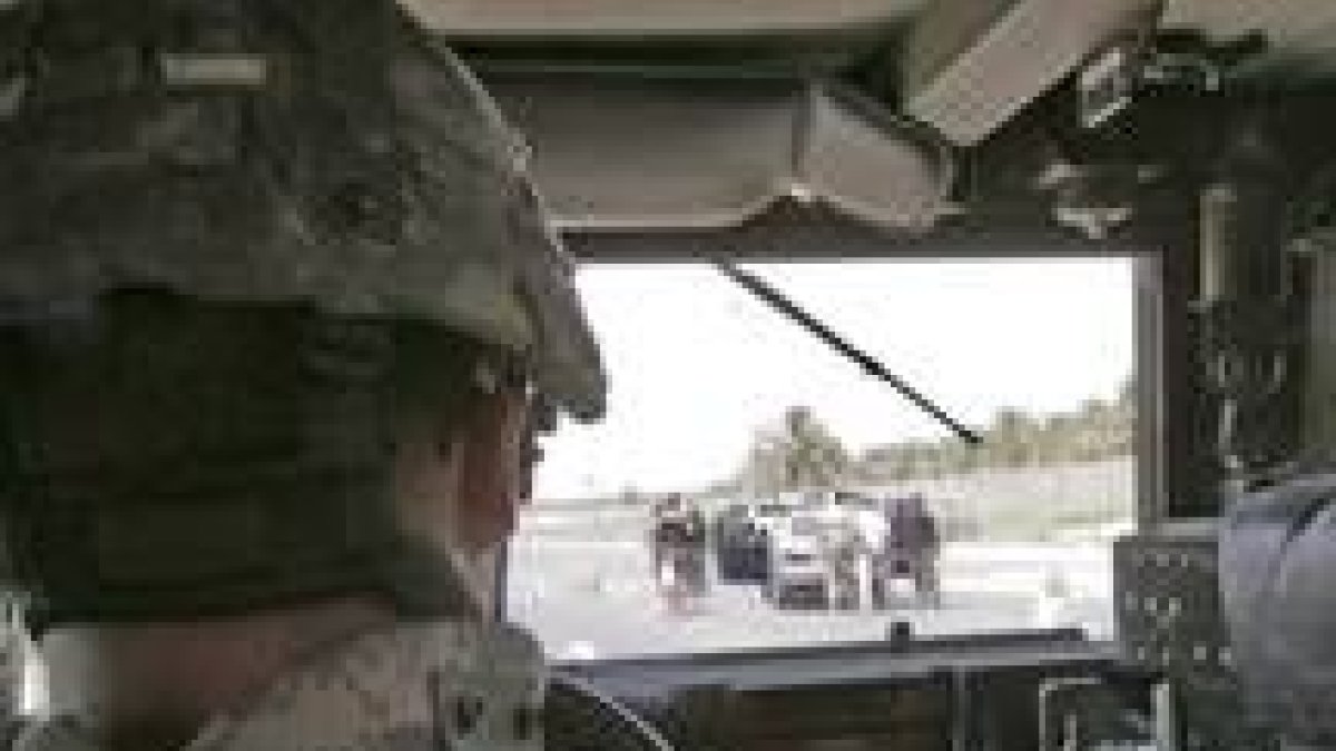 Un soldado estadounidense patrulla cerca de un puesto de control en la calle Doura de Bagdad
