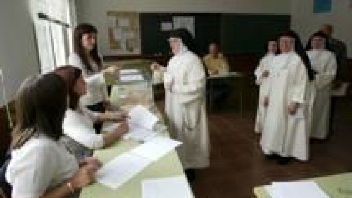 Un convento en pleno de Ponferrada acudió al colegio electoral para votar