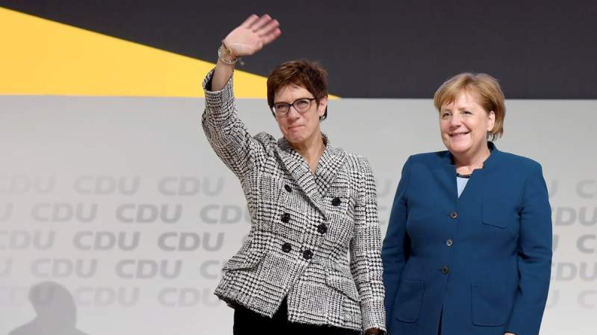 Annegret Kramp-Karrenbauer, nueva presidenta del CDU, junto a Angela Merkel. CLEMENS BILAN