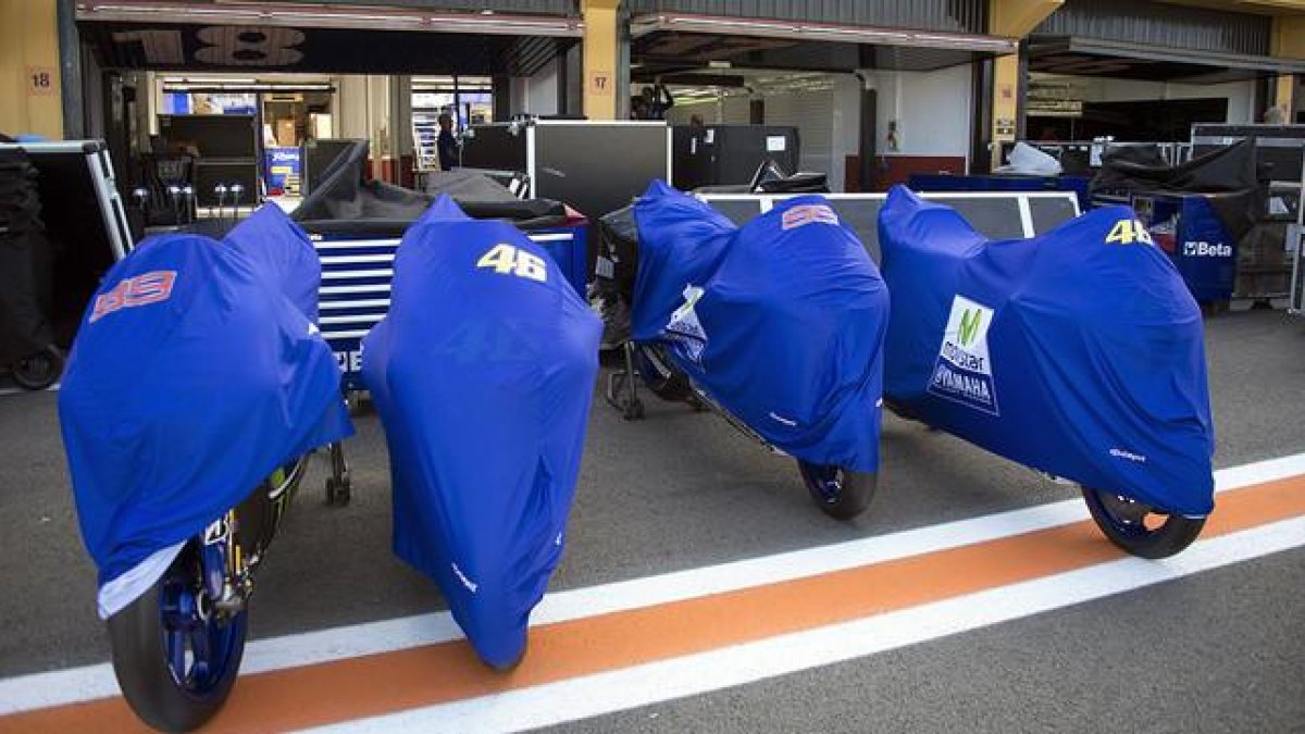 El box de Yamaha en Cheste, con las motos de Valentino Rossi y Jorge Lorenzo.