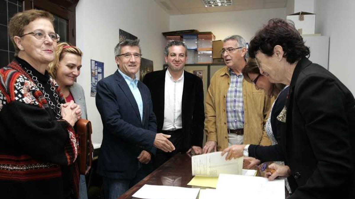 Francisco Fernández, junto a Nicanor Sen y en presencia del coordinador de los comicios, Juan Rodríguez, en el momento de formalizar las candidaturas.