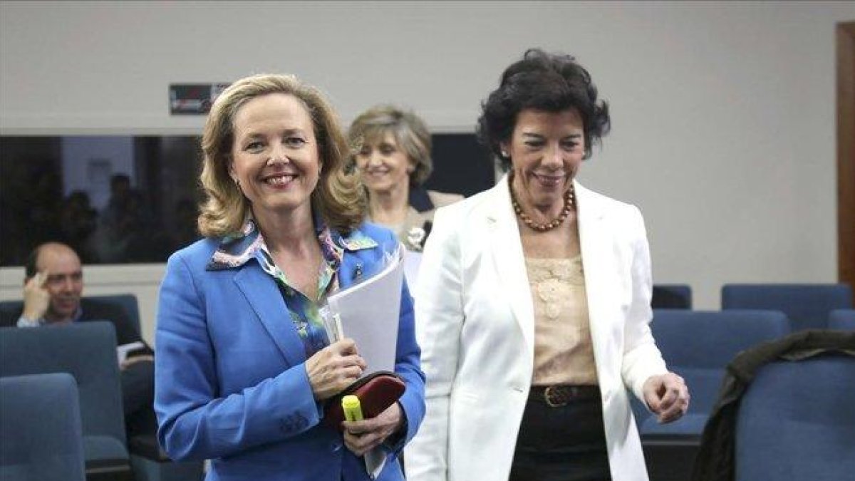 La ministra de Economía, Nadia Calviño, junto a la ministra portavoz, Isabel Celáa, antes del inicio de la rueda de prensa posterior al Consejo de Ministros.