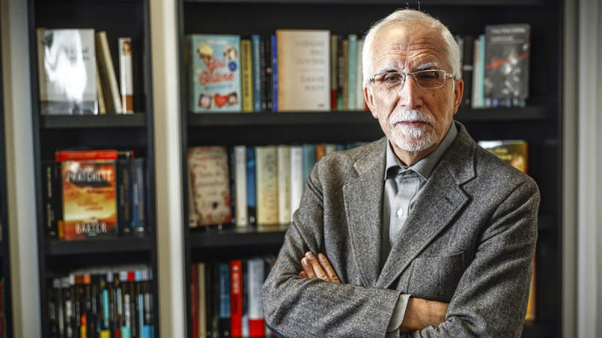 El escritor y académico leonés Luis Mateo Díez, que acaba de publicar una nueva novela, titulada ‘Vicisitudes’. EMILIO NARANJO