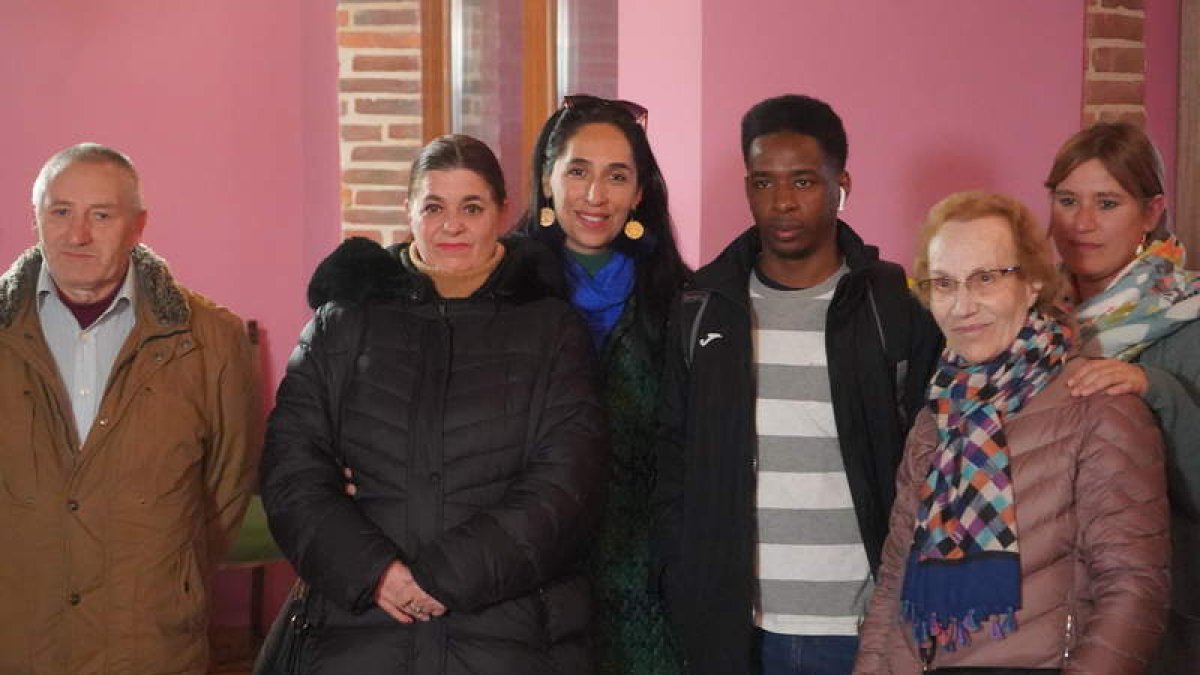 Pedro, María, Alejandra, Hamadoy Balde, Josefina y María José Alonso Llamas, técnico de voluntariado. J. NOTARIO