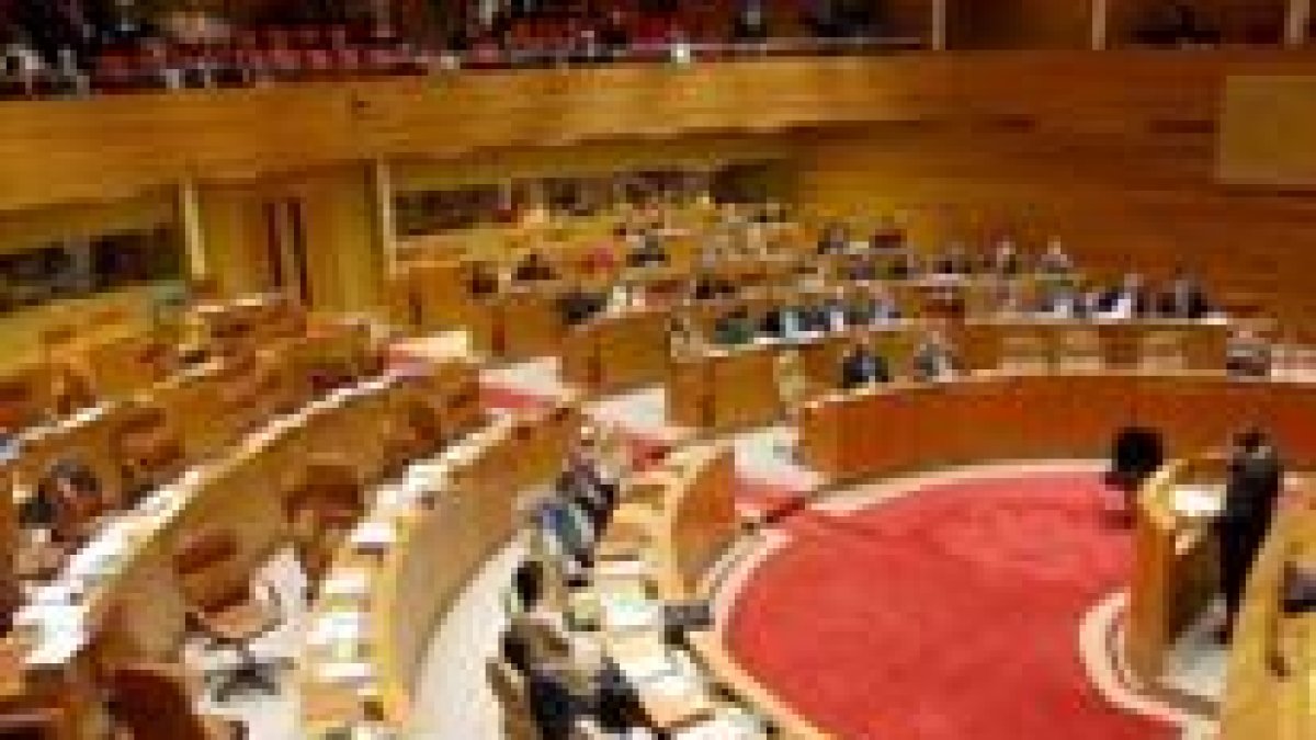La oposición abandonó el parlamento gallego en protesta por la decisión del PP de cerrar la comisión
