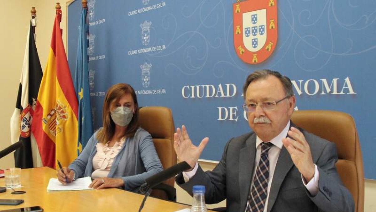 El presidente de Ceuta, Juan Jesús Vivas, junto a la consejera de Relaciones Institucionales. REDUAN