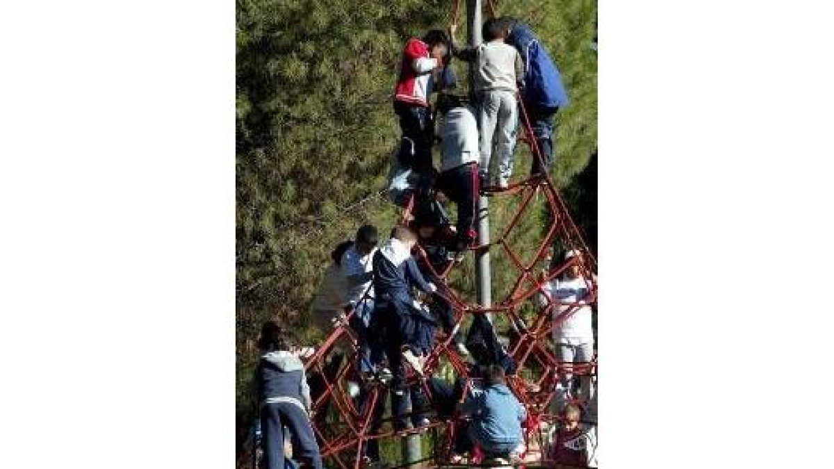 Unos niños juegan en un parque de Madrid