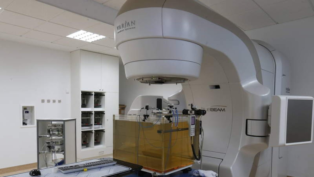 Uno de los dos aceleradores lineales de los que dispone el servicio de radioterapia de León. RAMIRO