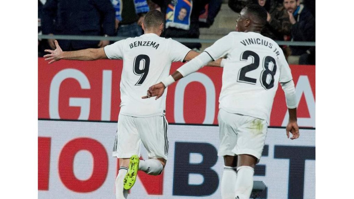 Benzema celebra junto a Vinicius su segundo gol frente al Girona en Montilivi. ROBIN TOWNSEND