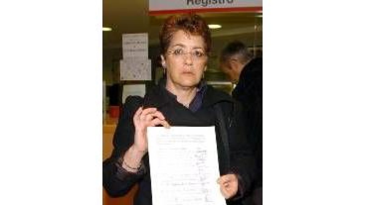 Isabel Serrano muestra el documento que acredita las firmas