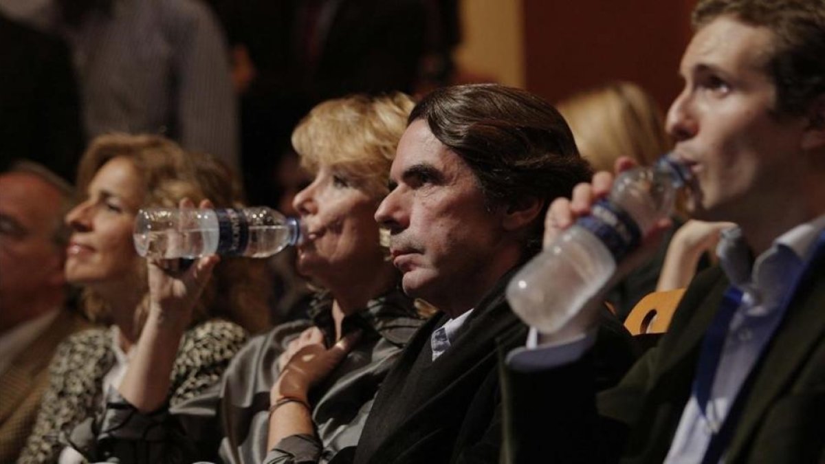 Pablo Casado, en primer término, con José María Aznar y Esperanza Aguirre, en un acto de Nuevas Generaciones en noviembre del 2008.