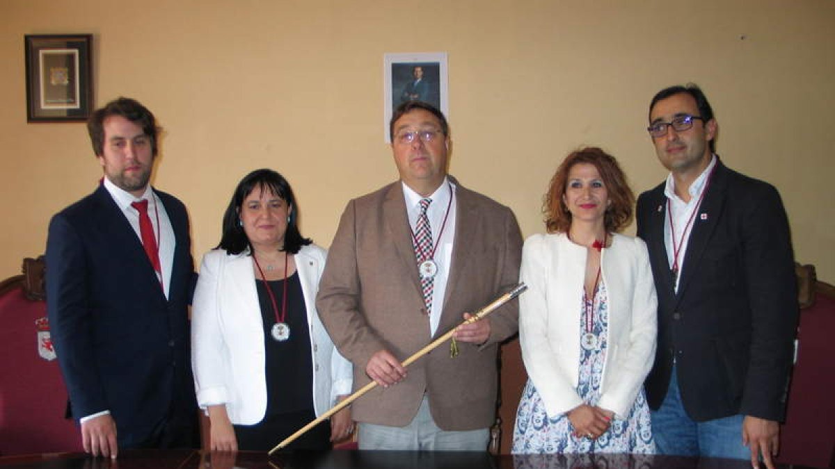 Los cinco concejales que integran el nuevo equipo de gobierno dirigido por José Manuel Pereira.