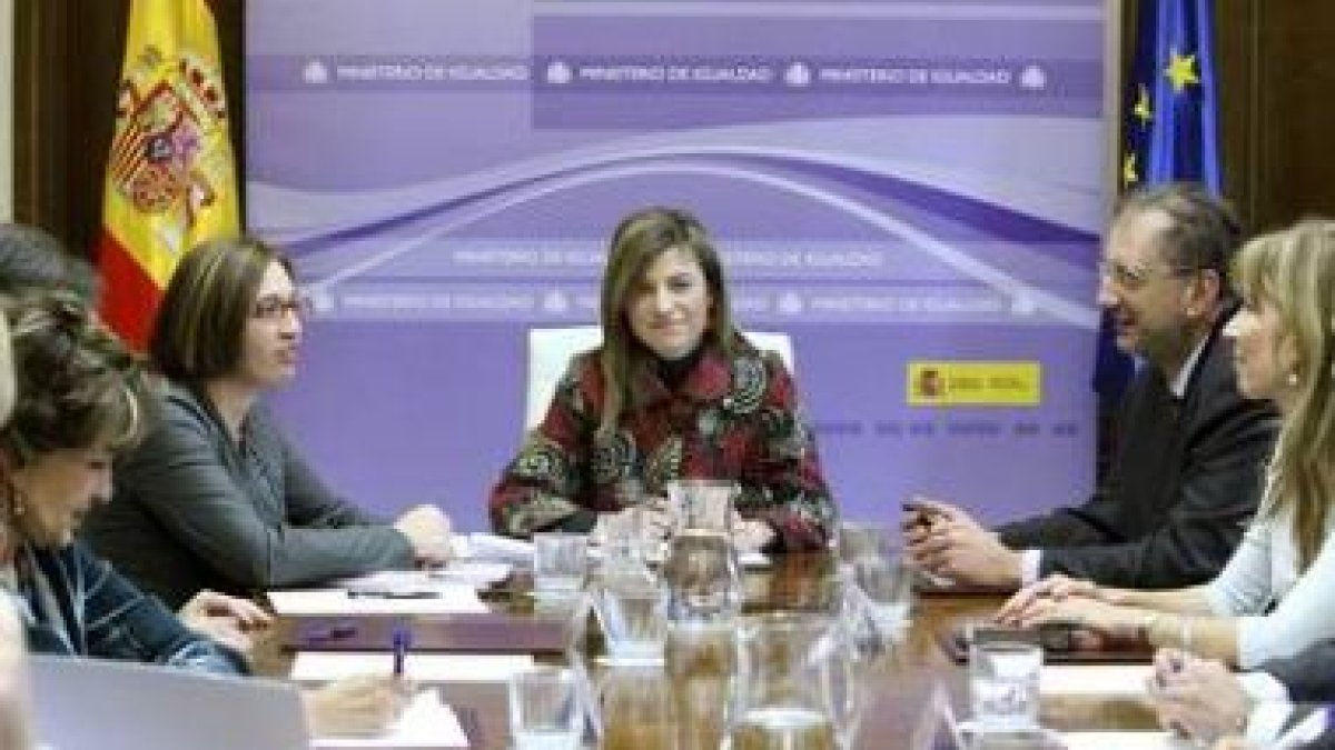 La ministra de Igualdad, Bibiana Aído, durante la reunión que mantuvo ayer con el comité de expertos