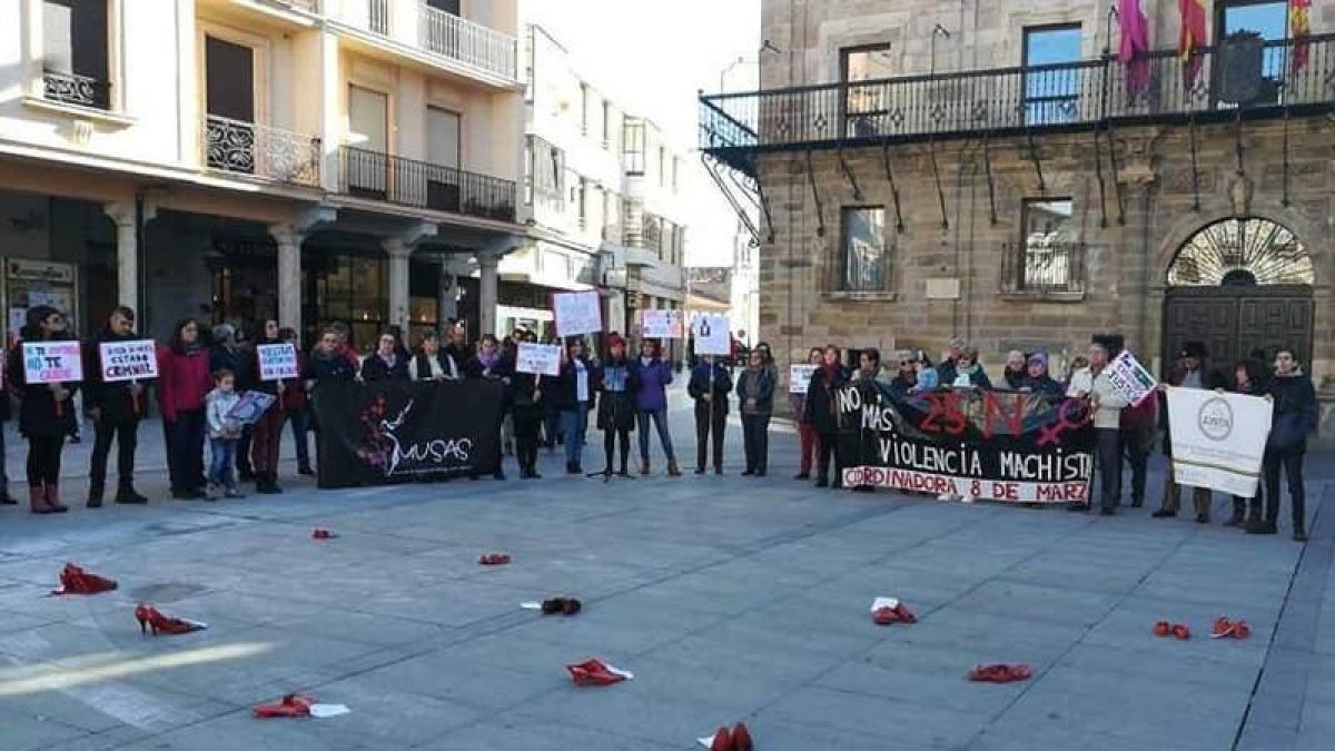 Zapatos rojos en Astorga para recordar a las víctimas.